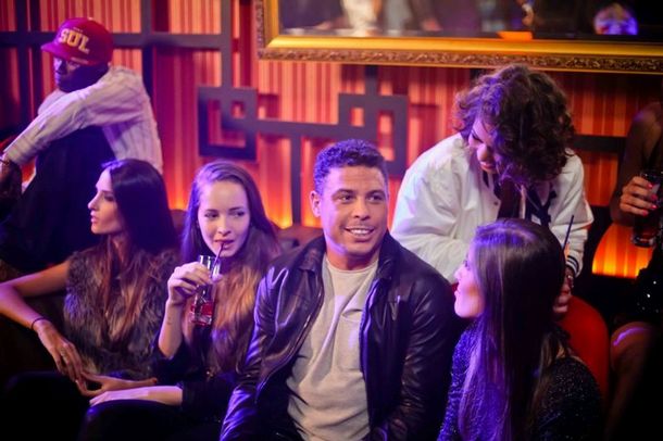 Ronaldo é rodeado por mulheres na gravação do clipe.