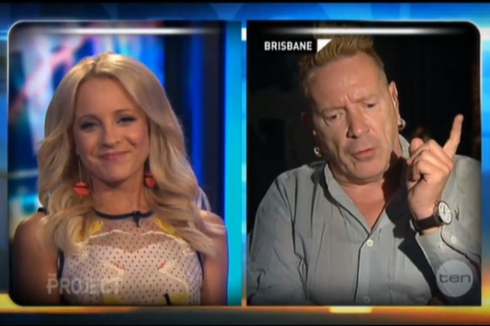 Johnny Rotten e a apresentadora Carrie Bickmore, no programa The Project
