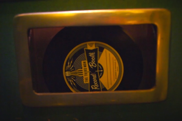 Máquina permite que qualquer um grave um disco, na Third Man Stores