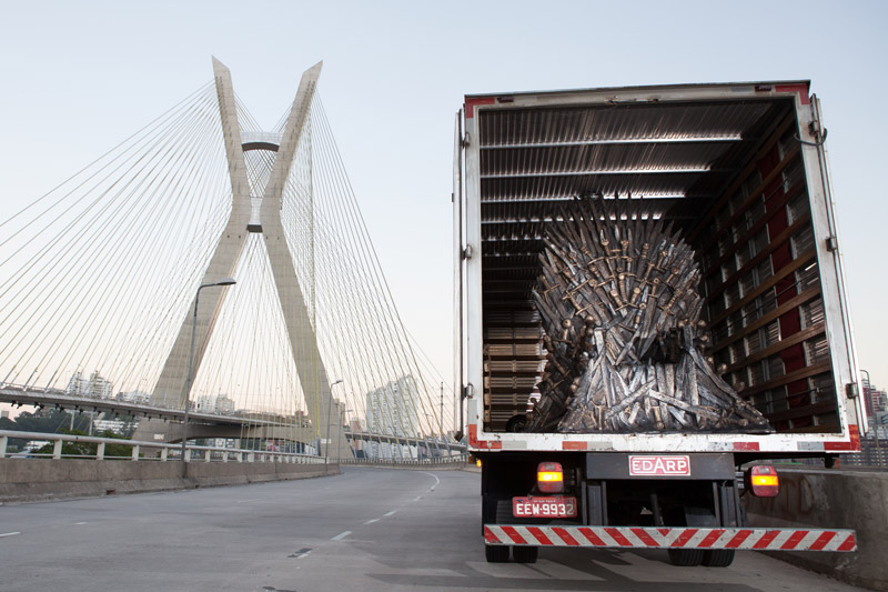 Caminhão que transporta o Trono de Ferro estaciona na Ponte Estaiada, na zona sul de São Paulo