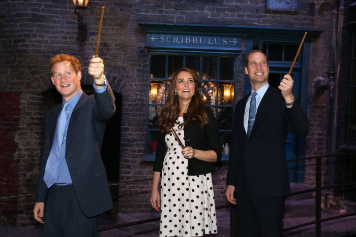 Os duques de Cambridge, William e Kate Middleton, e o príncipe Harry mostraram conhecer a história de Harry Potter em visita aos estúdios
