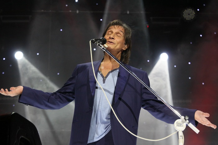 Roberto fugiu o set-list programado e executou uma versão eletrônica de "Fera Ferida".