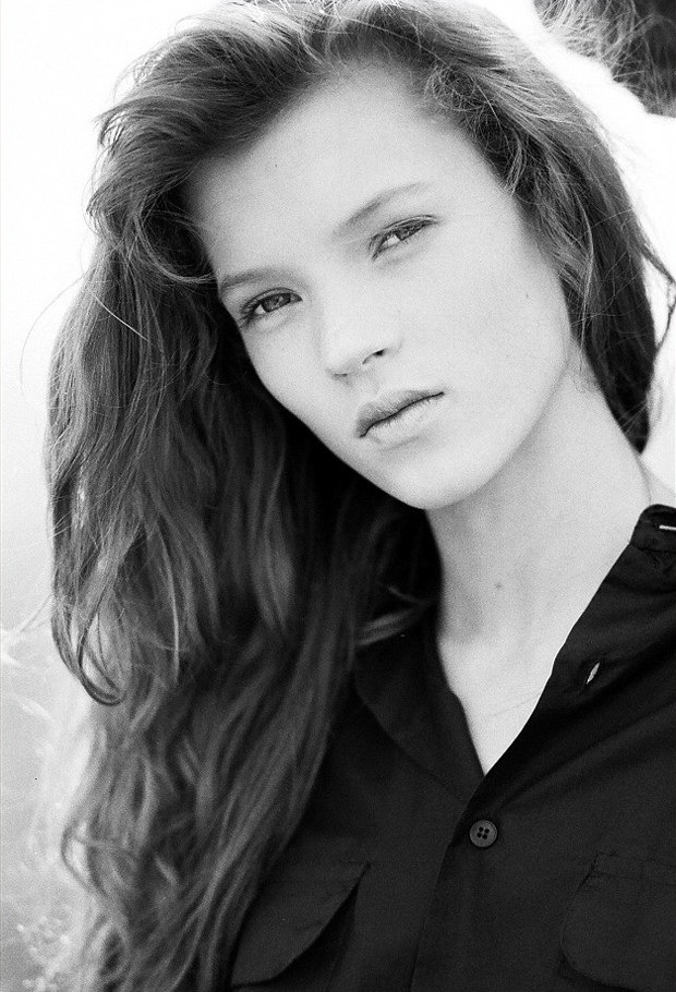 Kate Moss posando como modelo pela primeira vez