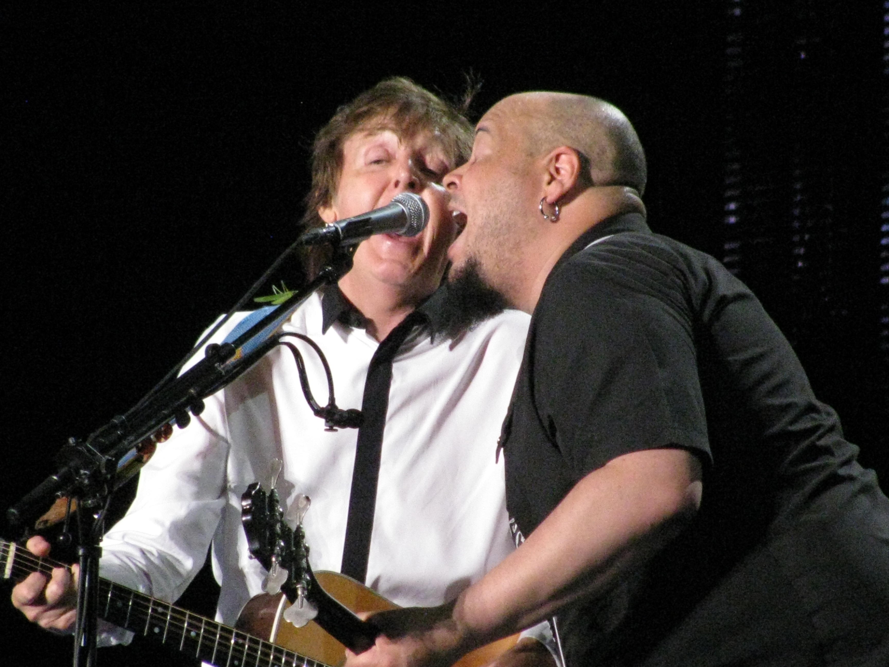 Paul McCartney e o baterista Abe Laboriel Jr. dividem o microfone em "Hope of Deliverance"; no ombro de Paul, o gafanhoto "Harold"