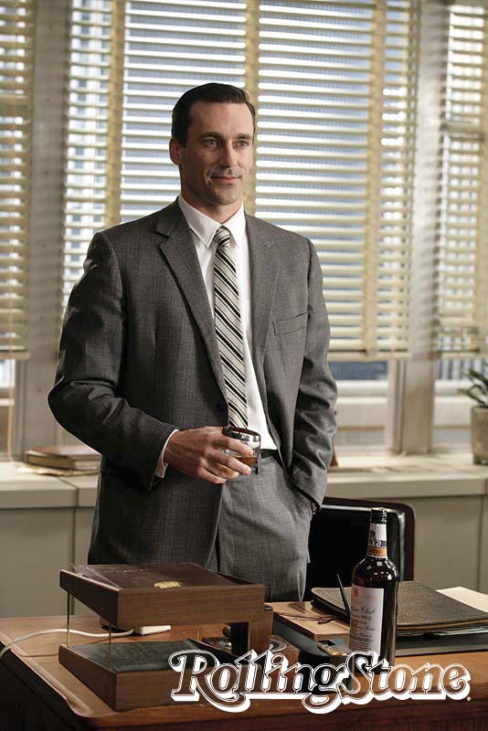 Com o indefectível copo de uísque na mão