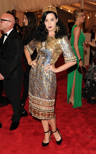 Katy Perry estava portando uma coroa dourada cheia de pedras e grandes brincos em formato de cruz.