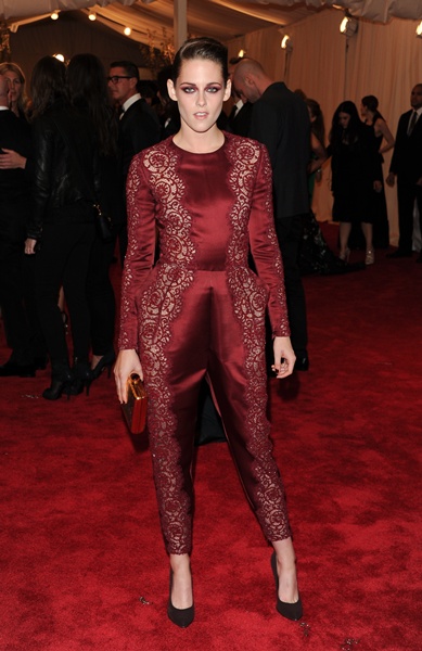 O look de Stella McCartney usado por Kristen Stewart foi um dos mais chamativos da noite.