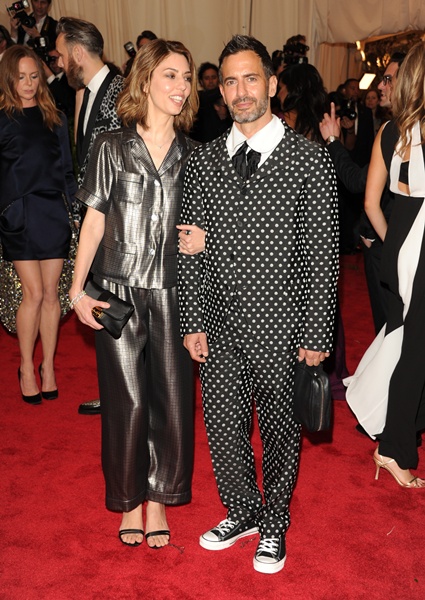 A diretora Sofia Coppola e o estilista Mark Jacobs. Ele de bolinhas brancas e tênis e ela, claro, usando Marc Jacobs da cabeça aos pés.