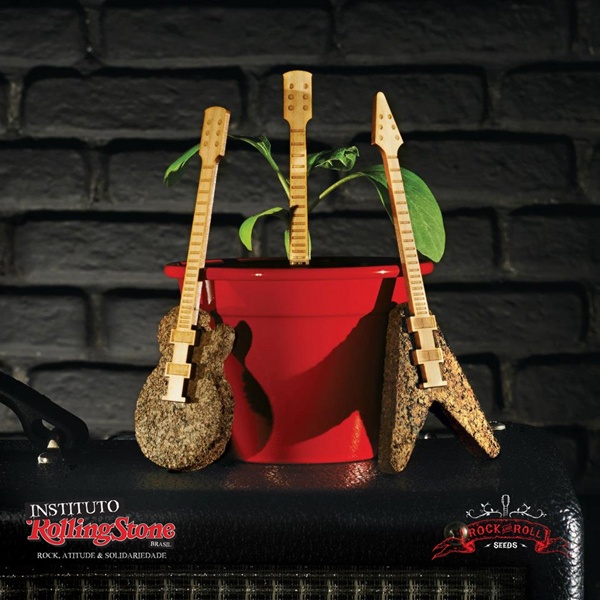 cada potencial doador recebe uma embalagem com uma mini guitarra plantável, feita de material orgânico e sementes de verdade que levam nome de bandas de rock e que vão virar pequenas árvores.