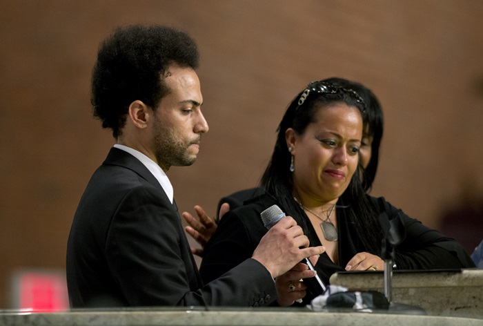 Chris Smith, do Kris Kross, no funeral do companheiro de banda Chris Kelly.