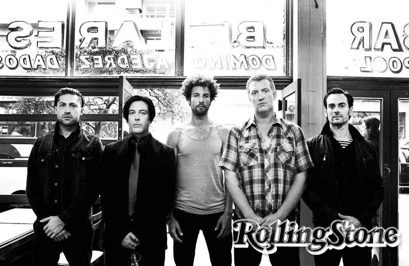 Como um relógio Homme (o segundo da dir. para a esq.): entre amigos