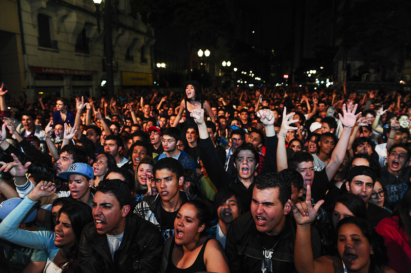 Público lotou palco da Banca, que fez homenagem a Chorão na Virada Cultural