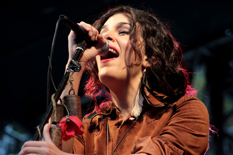 Céu fez um belo show no palco da 25 de Março