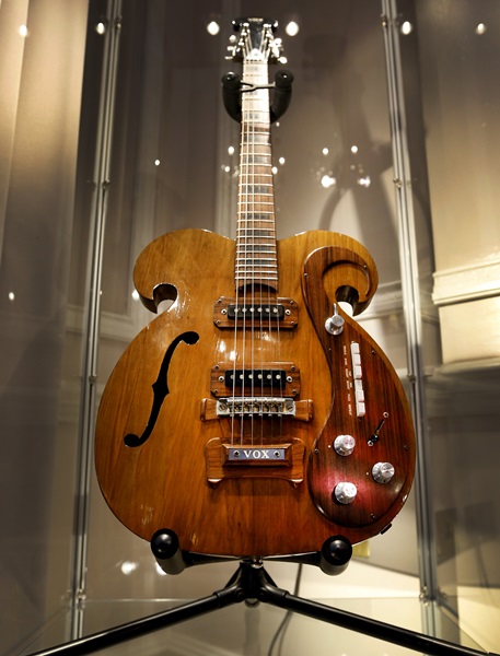 Guitarra dos Beatles leiloada e vendida por US$ 408 mil