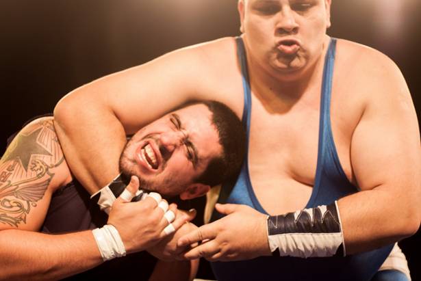 A diversão cheia de testosterona da luta livre