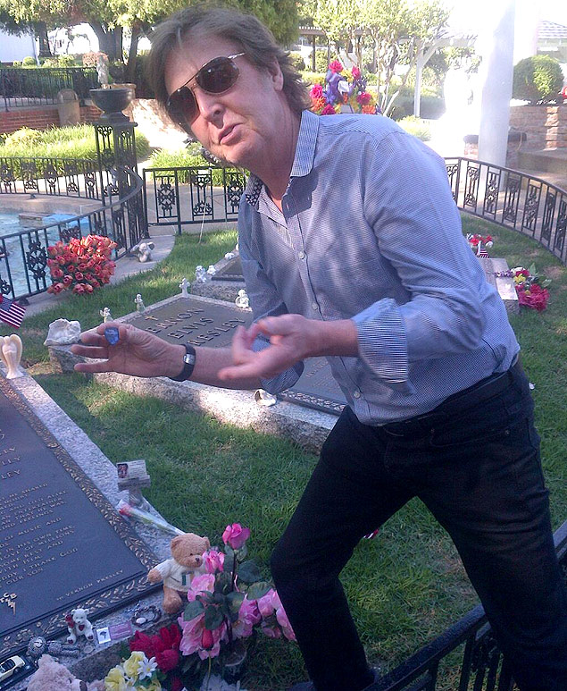 Paul McCartney deixa palheta no túmulo de Elvis Presley.