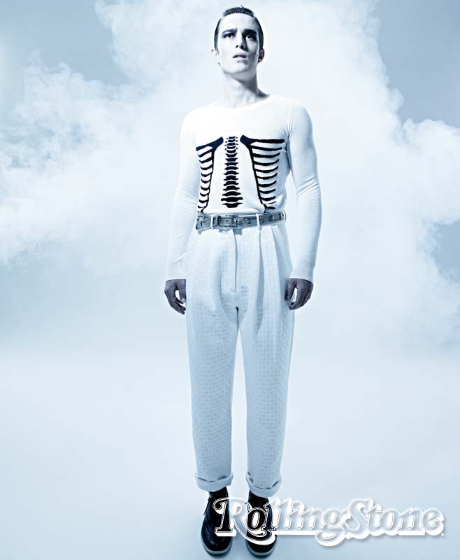 Gaetano veste calça Colcci, malha John John, sapatos TNG e cinto Turpin