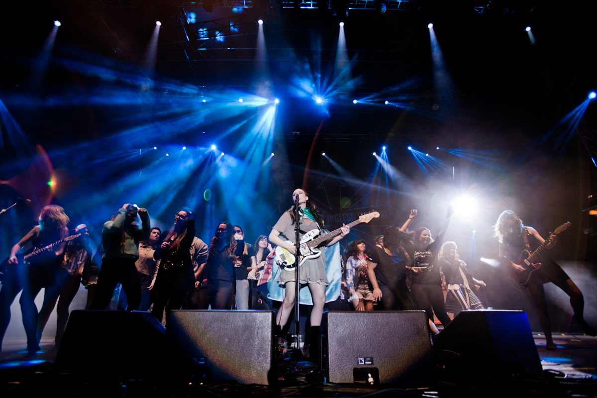 Kate Nash mostrou uma evolução como performer desde a última passagem pelo Brasil, em 2011. A cantora chamou o público para o palco em “Underestimate The Girl”.