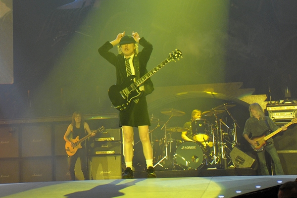 O AC/DC já completava em 2008 mais de 35 anos de carreira. Talvez por isso exigiam que nos bastidores houvesse acesso a três tanques de oxigênio com máscaras.