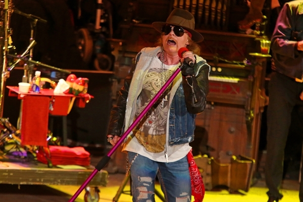 Pão fresco, água quente e champagne são o que de convencional o Guns N’ Roses costumava pedir para os camarins. O que chama atenção são os maços de cigarro de diferentes marcas e revistas masculinas, sabe-se lá para que.