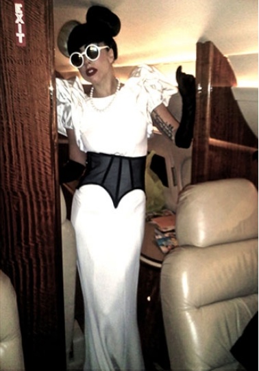 Lady Gaga usa vestido Ives Saint Laurent, espartilho Ryan Jordan e luvas Mugler.