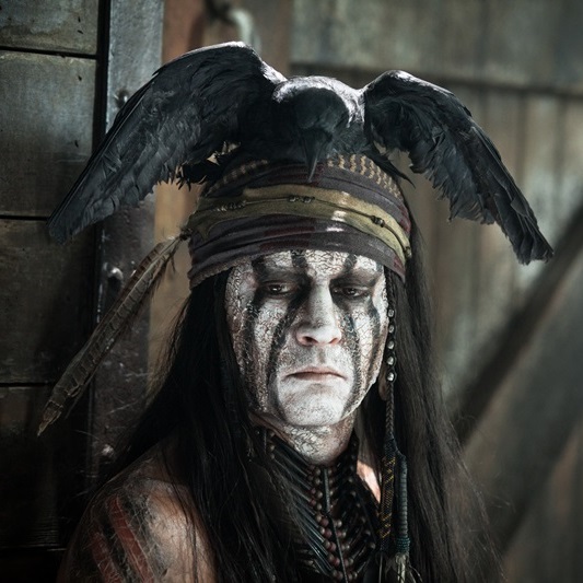 Johnny Depp é Tonto em O Cavaleiro Solitário.