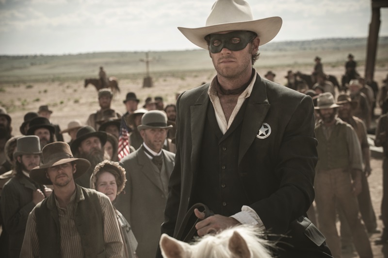 Armie como o personagem que dá nome ao filme Cavaleiro Solitário.