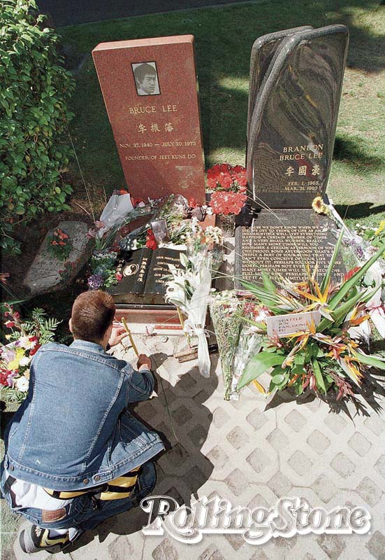 DESCANSO FINAL Os túmulos de Bruce e Brandon Lee, em Seattle