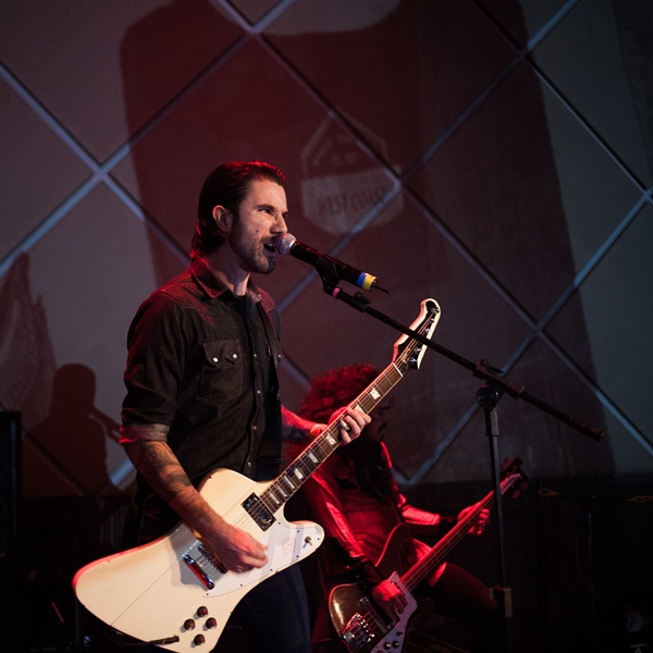 Três bandas se apresentaram na festa Rolling Stone Live em parceria com a West Coast na noite desta quarta, 10: Volver, Macaco Bong e Black Drawing Chalks (foto).