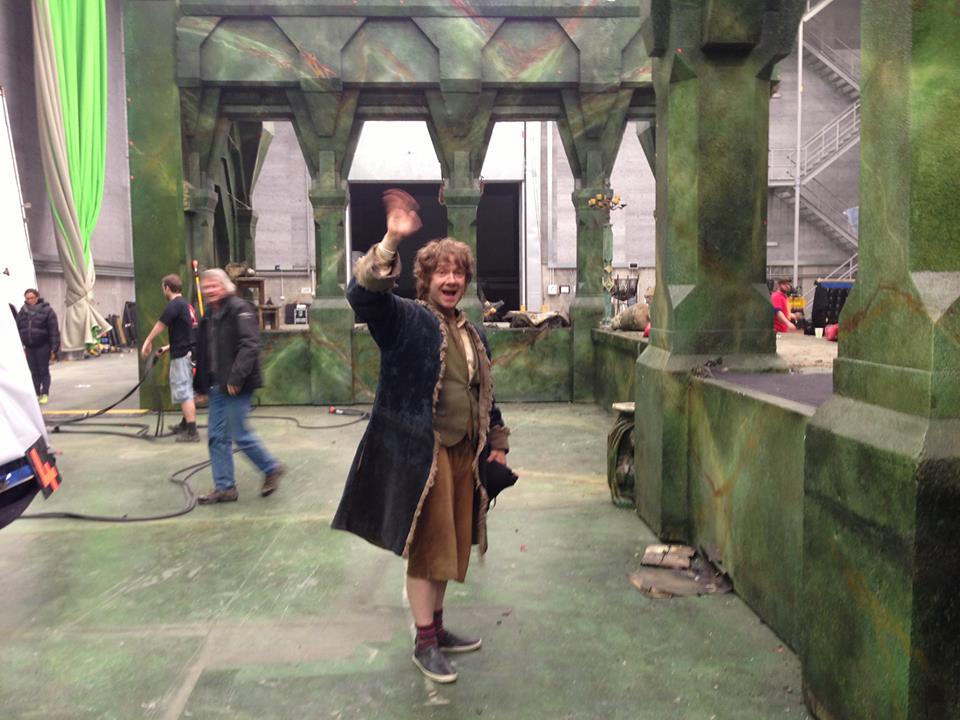 Martin Freeman acena no set de filmagem da trilogia O Hobbit.