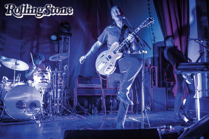 REI DO QUEENS Homme em Nova York, com o “novato” Theodore (ao fundo)