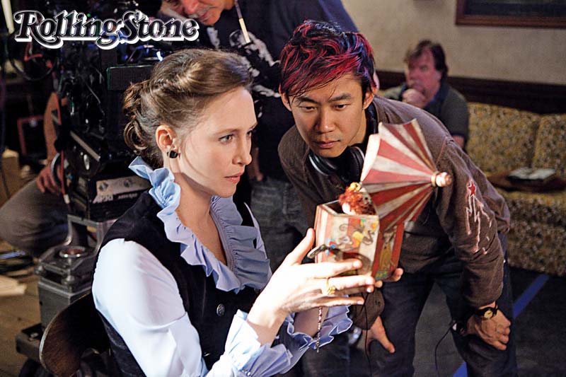 MAIS DISCRETO Vera com o diretor Wan, no set de Invocação do Mal