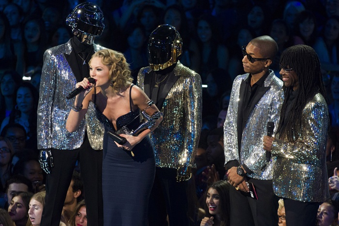 Taylor Swift recebe o prêmio das mãos do Daft Punk, Pharrell e Nile Rodgers - e aproveita para alfinetar o ex-affair Harry Styles, do One Direction
