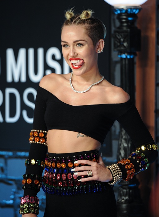 Miley Cyrus desfilou pelo tapete vermelho de Dolce & Gabbana. Depois, como sabemos, o collant de ursinho e o biquíni de látex compuseram o figurino da moça no palco
