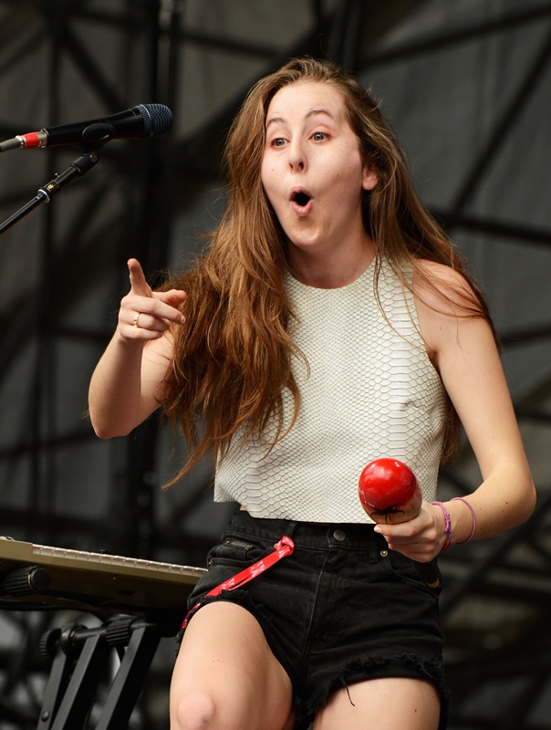 Alana Haim, do grupo majoritariamente formado pelas irmãs Haim, no Budweiser Made in America
