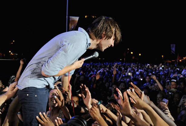 Thomas Mars sempre vai ao público nos shows do Phoenix