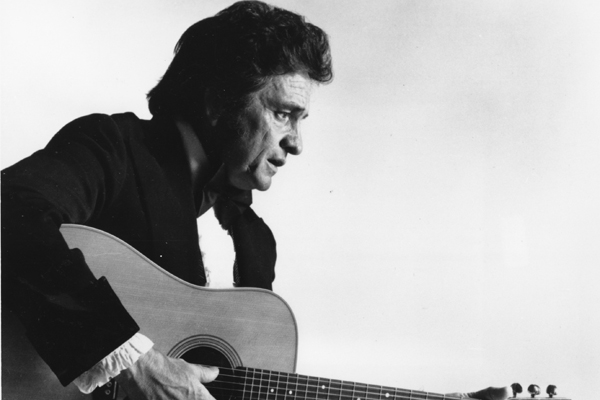 De “I Walk the Line” a “Hurt”, você precisa ouvir essas músicas para conhecer a obra do homem de preto.      Dez anos sem Johnny Cash.
