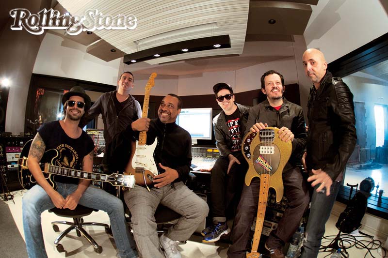 FUNK FÁCIL Jota Quest com Barnes (ao centro), em Belo Horizonte
?