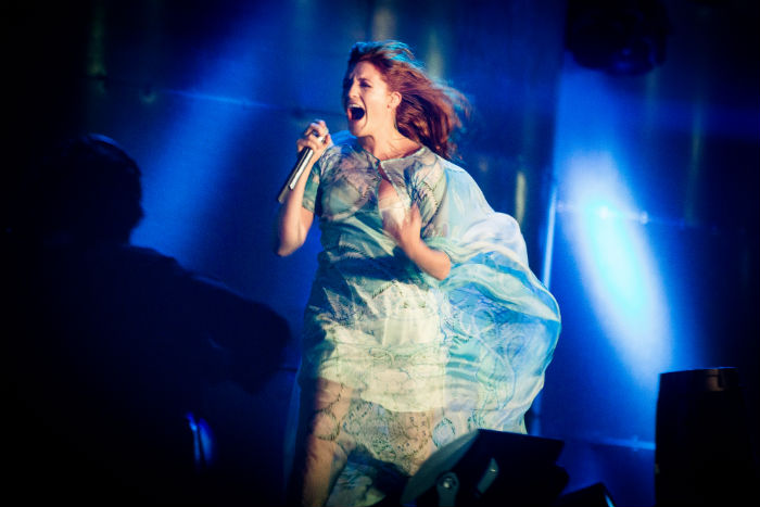 Com um figurino digno de uma fada da mitologia celta, a ruiva Florence Welch correu pelo palco e no meio do público.