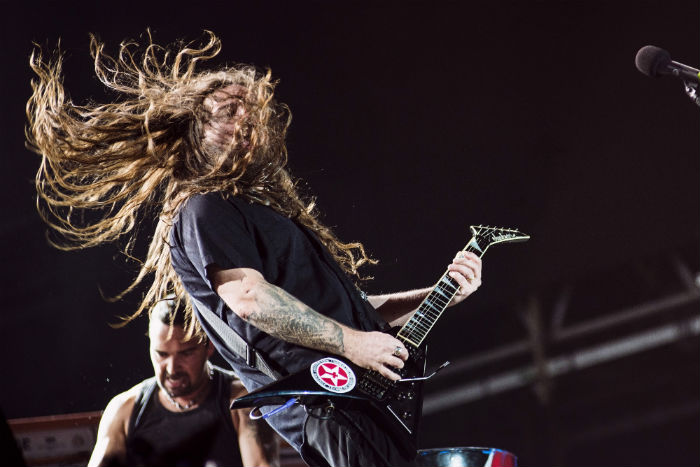 As atividades do Palco Mundo foram abertas pelo peso do Sepultura, acompanhado pela percussão do grupo francês Les Tambours du Bronx.