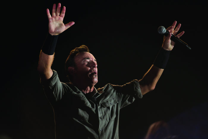 Depois de mostrar um fôlego e tanto, correndo pelas laterais do palco e entre o público, Bruce anunciou, sempre em português, que a banda executaria o disco Born in U.S.A., de 1984, na íntegra.