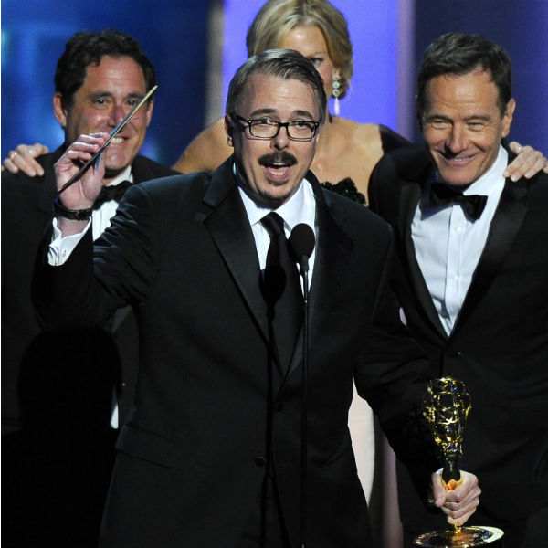 Vince Gilligan (centro), criador e produtor de Breaking Bad comemora a vitória na categoria Melhor Série Dramática ao lado de Bryan Cranston (à dir.).