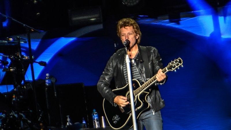 Com performance envolvente, Bon Jovi seduz plateia em São Paulo