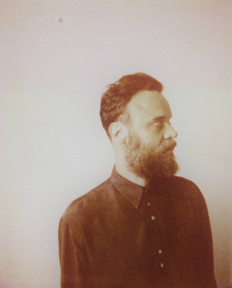 Depois de Los Hermanos, Orquestra Imperial e Little Joy, Rodrigo Amarante lança o primeiro disco solo.