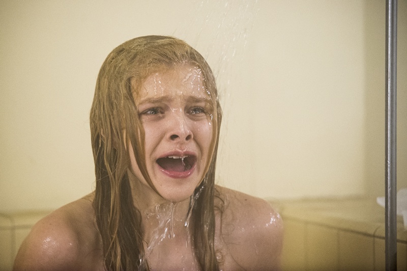 Chloë Moretz como Carrie, A Estranha