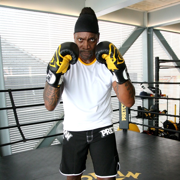 Vai encarar? Derrick Green treina boxe para luta beneficente.