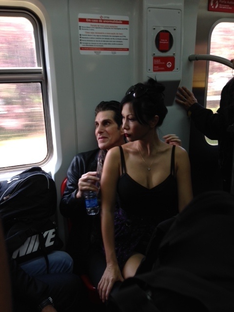 Perry Farrell no trem ao lado de sua esposa, Etty. O Lollapalooza, festival com proposta de sustentabilidade, incentivou as pessoas a chegarem na coletiva de trem