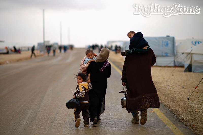SEM DESTINO  Crianc?as si?rias sa?o carregadas pelos pais no campo de refugiados Zaatari, na Jorda?nia, em janeiro. Superlotado, o local atualmente abriga 130 mil pessoas