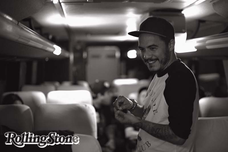 Mantendo o respeito
Marcelo D2 relaxa no o?nibus de turne? do Planet Hemp, neste ano