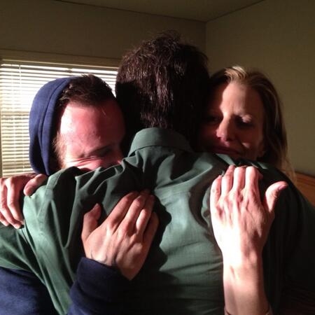 O último dia de filmagem de Anna Gunn, com Aaron Paul e Bryan Cranston